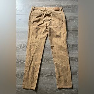Men’s American Eagle khaki jeans.  Size 34x36. Color: khaki.  Good condition.